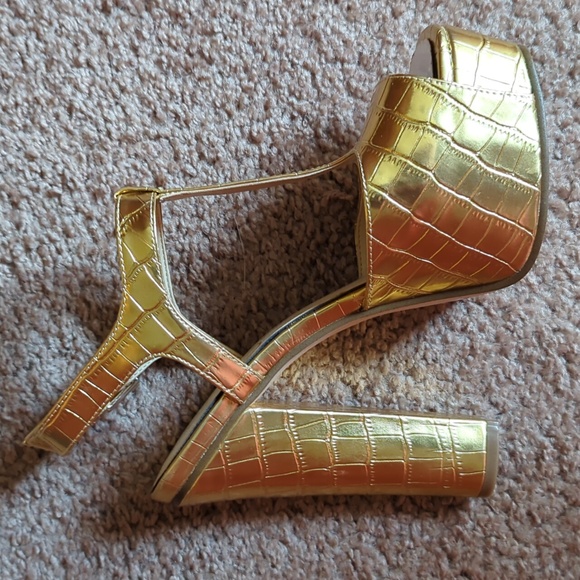 NWB Gold Platform Sandals - Picture 4 of 4